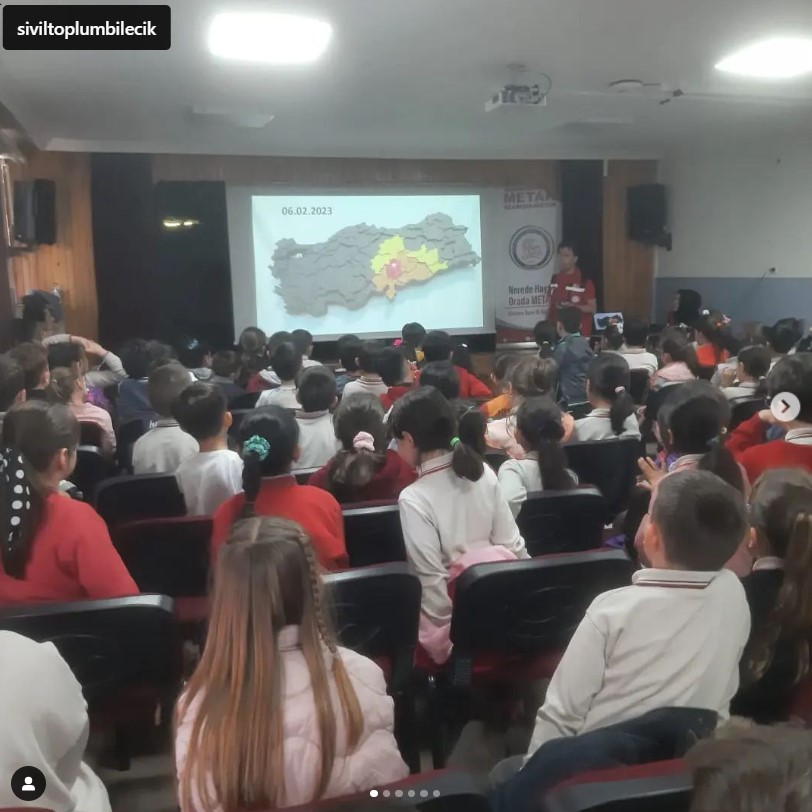 Bozüyük Saffet Şeker İlkokulu öğretmen ve öğrencilerine yönelik olarak, (7 grup halinde) Afet Bilinci eğitimi verildi.